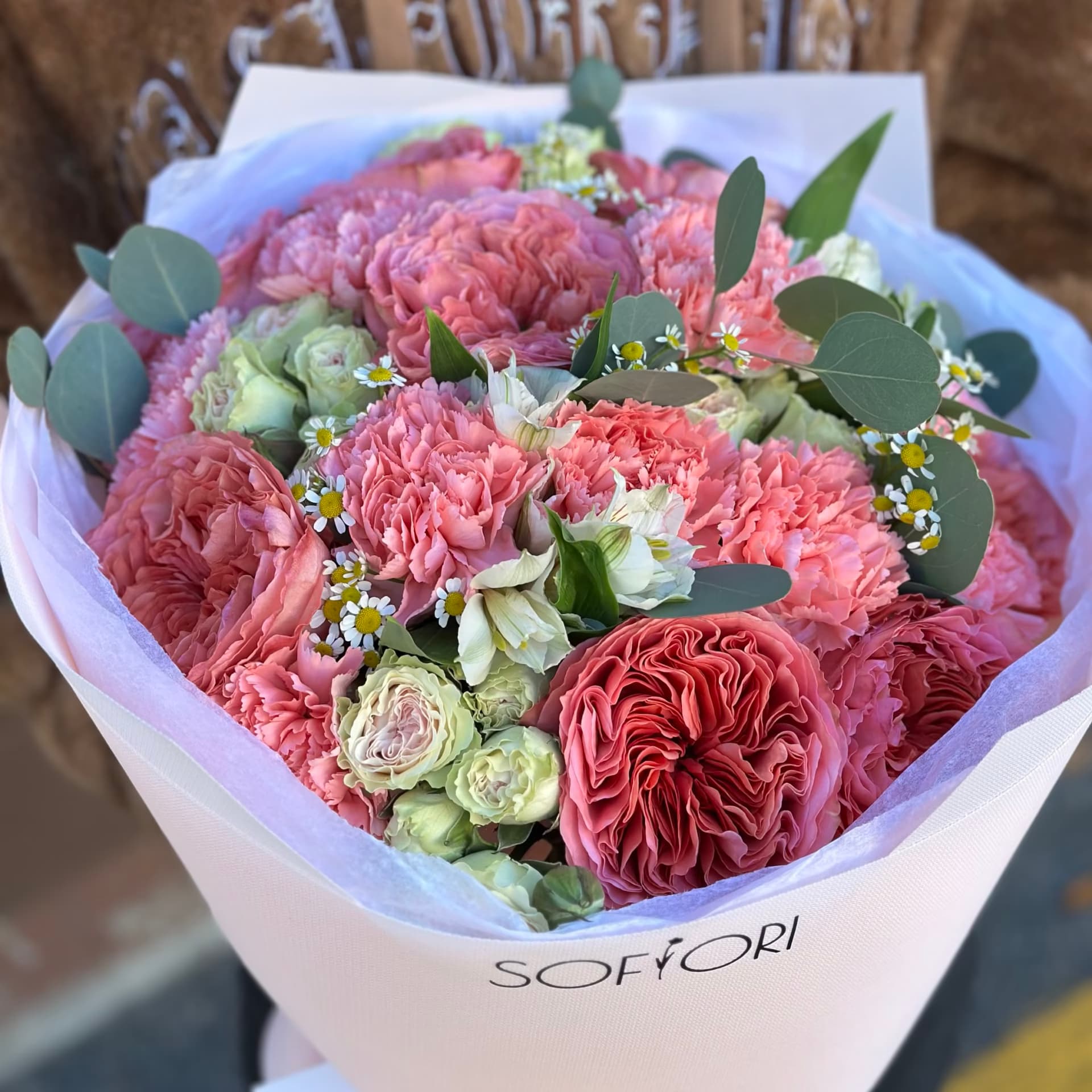 Pink Garden roses with camomiles