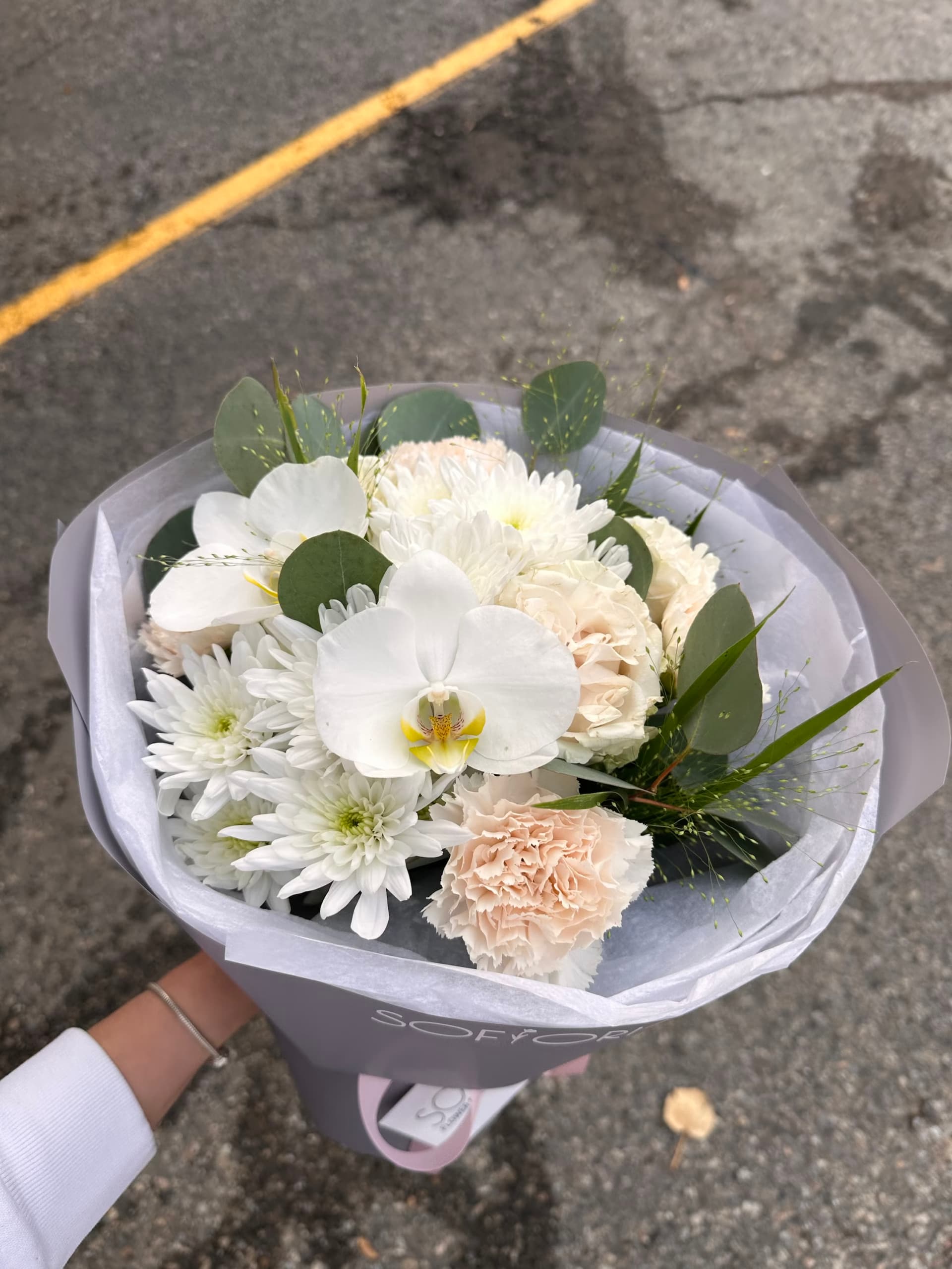 Creamy carnations with orchids