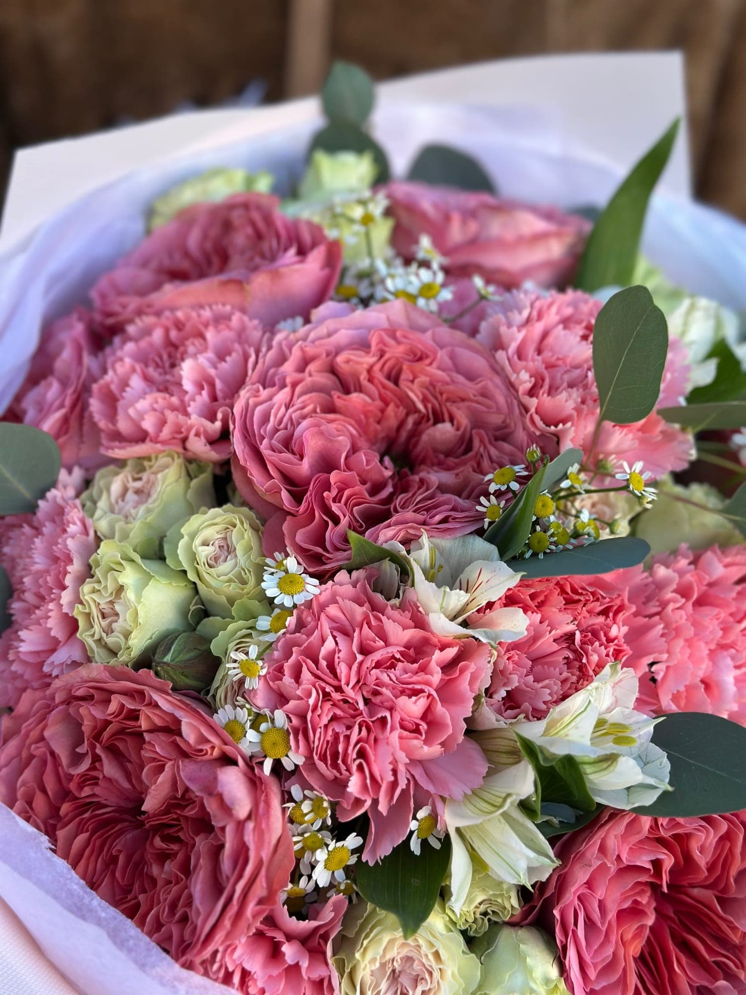 Pink Garden Roses with Chamomile — photo 3