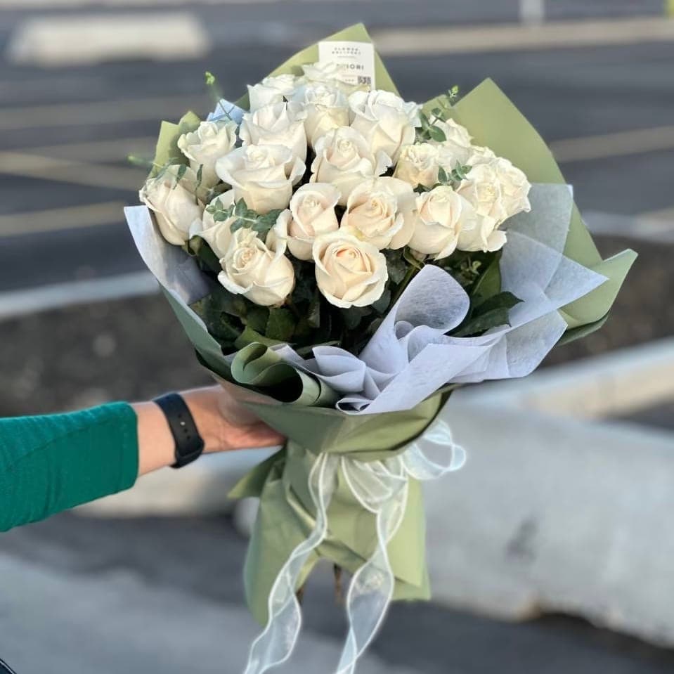 White Roses & Eucalyptus — photo 2