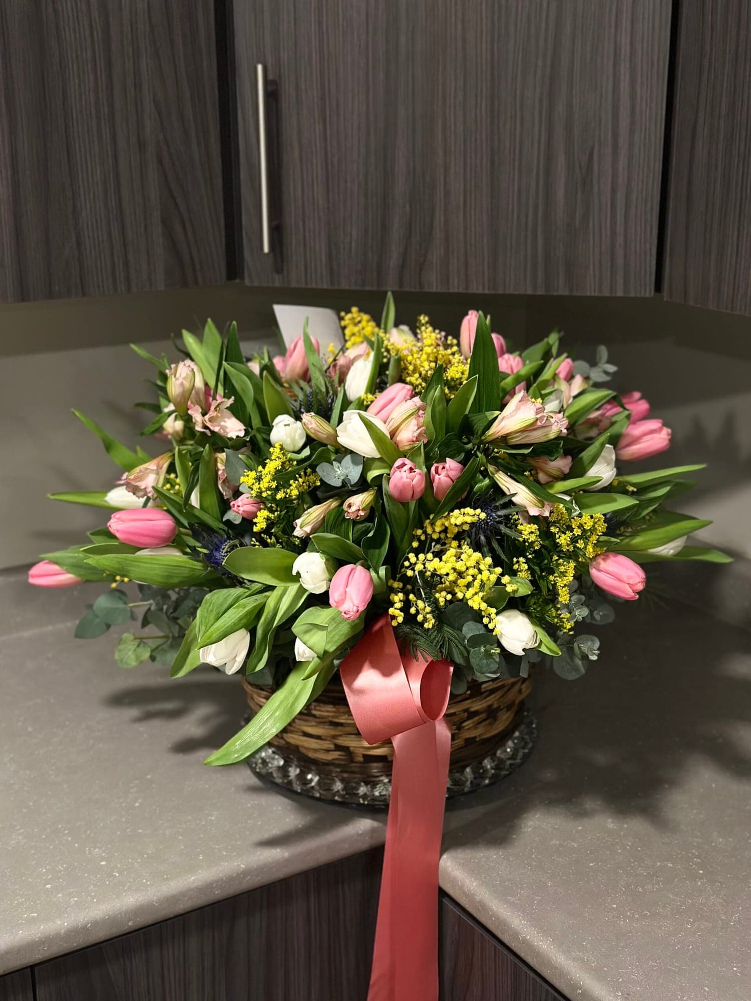 Springtime Tulips Basket — photo 2