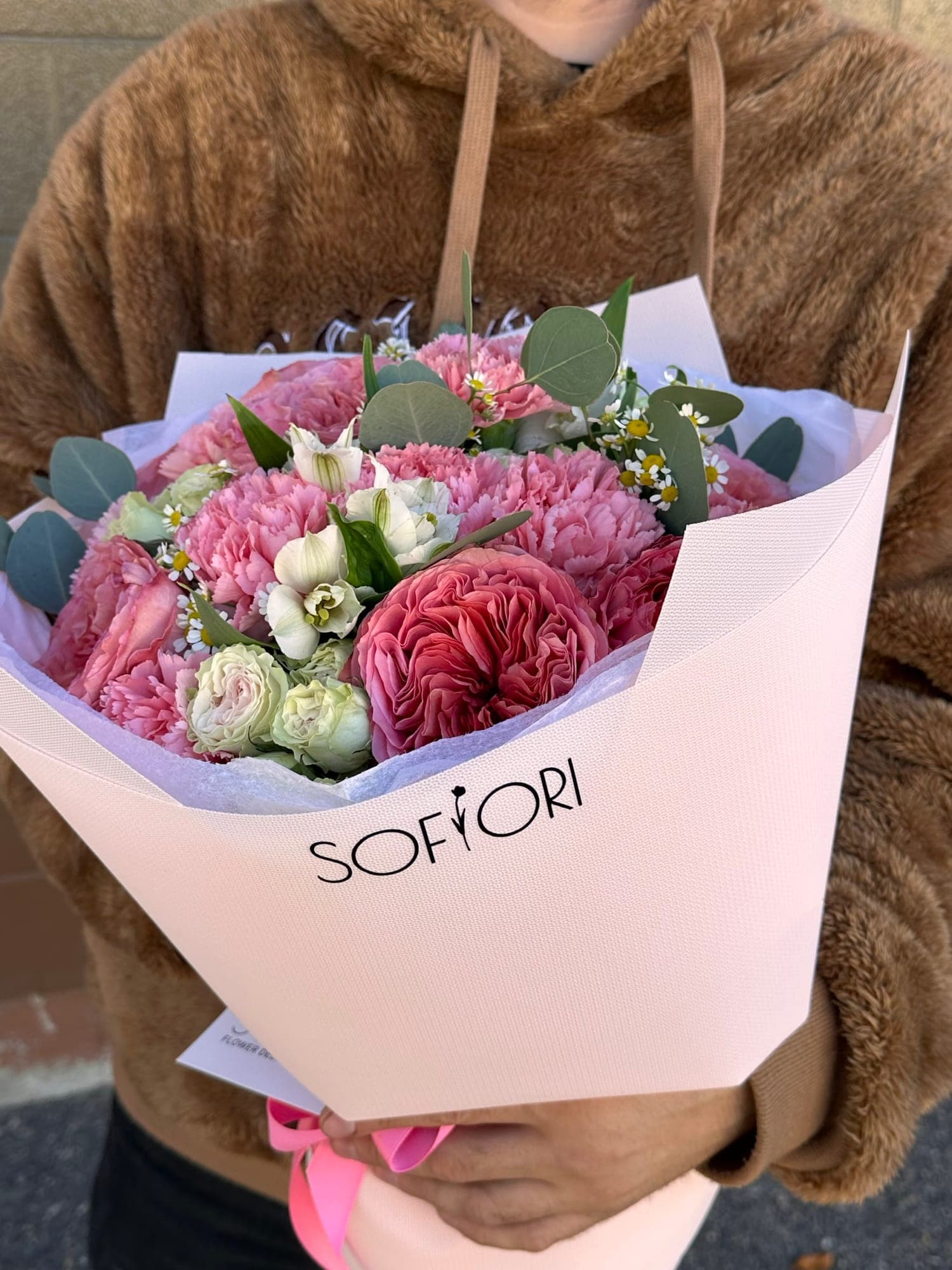 Pink Garden Roses with Chamomile — photo 4
